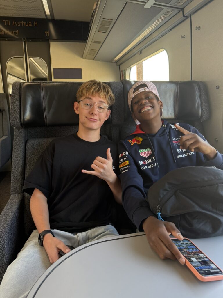 William og Thomas som på trods af situationen med passet, ligner at have det er fedt en onsdag morgen.